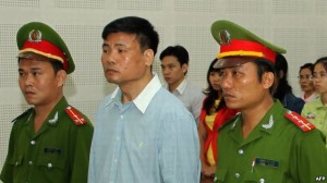 Blogger Truong Duy Nhat (C) stands trial at a local People's Court in the central city of Da Nang, March 4, 2014.