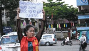 An undated photo of Bui Thi Minh Hang protesting against the arrest of compatriots who had staged peaceful demonstrations. Photo courtesy of Danlambao