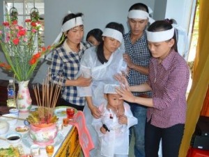 Relatives of Mr. Loi at his funeral