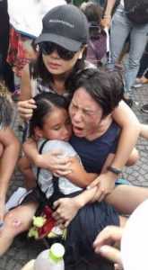 Protestor Hoang My Uyen and her daughter beaten by security forces in HCMC on May 8, 2016 (Photo: Internet)