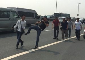 Police officer (black clothes) attacked reporter Tran Quang The on Sept 23, 2016 in Nhat Tan Bridge