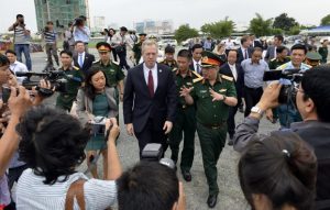 Đại sứ Hoa Kỳ Ted Osius, cùng với ông Nguyễn Chí Vịnh, Thứ trưởng Bộ quốc phòng Việt Nam tại buổi khởi động giai đoạn hai trong chương trình tẩy sạch chất độc dioxin ở sân bay Đà Nẵng hôm 18/10/2016.